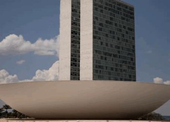 Câmara declara perda de mandato a 7 deputados e dá posse a substitutos