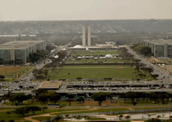 Reajuste de servidores federais será pago em maio, garante governo