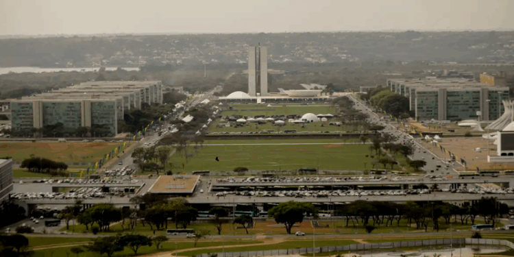 Reajuste de servidores federais será pago em maio, garante governo