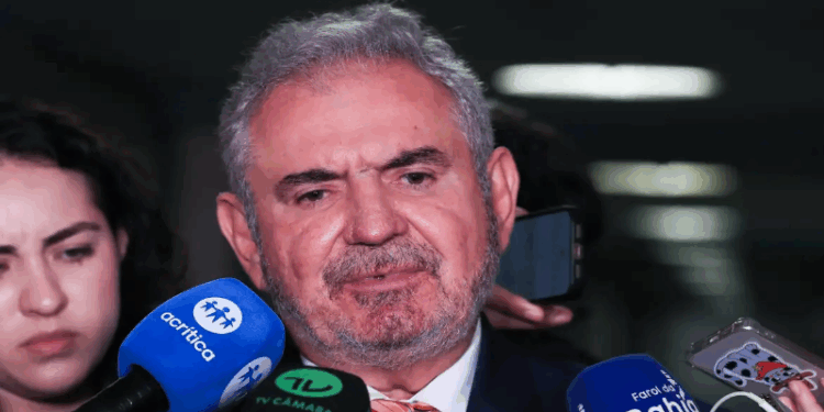 Relator do Orçamento 2025 projeta superávit primário de R$ 15 bilhões