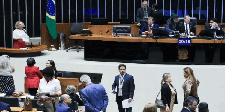 Câmara aprova atendimento prioritário para mães e pais atípicos no SUS