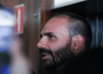 Motta envia pedido cassação de Eduardo Bolsonaro ao Conselho de Ética