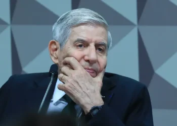 Moraes pede comprovação do histórico clínico de Augusto Heleno