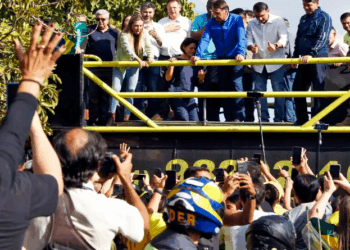 De tornozeleira, Bolsonaro participa de motociata em Brasília