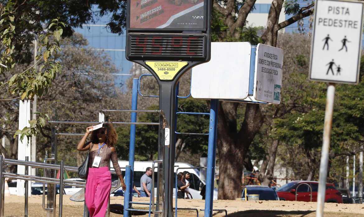 Brasília (DF), 22/08/2025 - Pessoa no Parque da Cidade com o calor e a baixa umidade. Foto: Bruno Peres/Agência Brasil