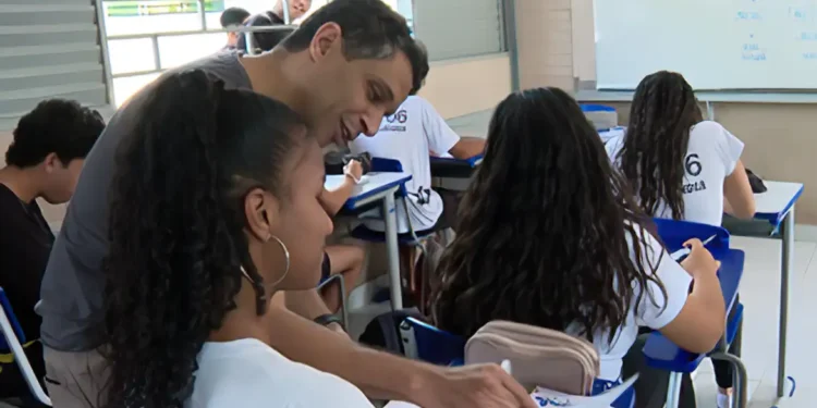 Professores podem acumular cargo público, decide Congresso