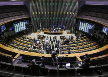 Lindbergh propõe mudança em regra de cassação de mandato por faltas