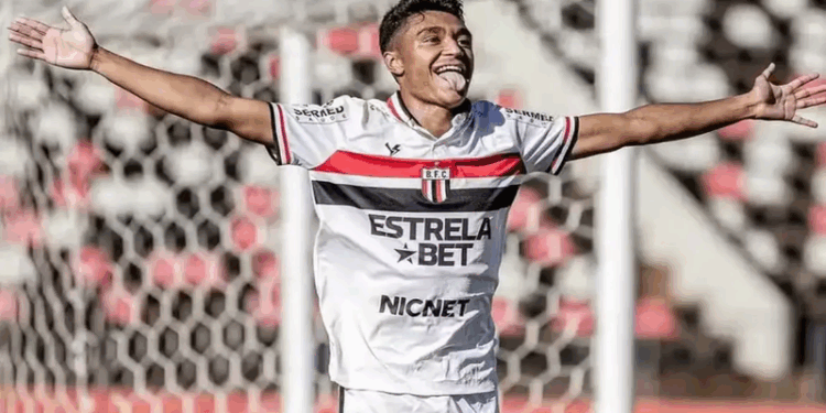 Jogador do Bragantino que sofreu grave acidente deixa UTI