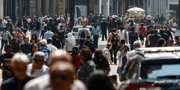 Desemprego e a informalidade de pretos e pardos estão acima da média