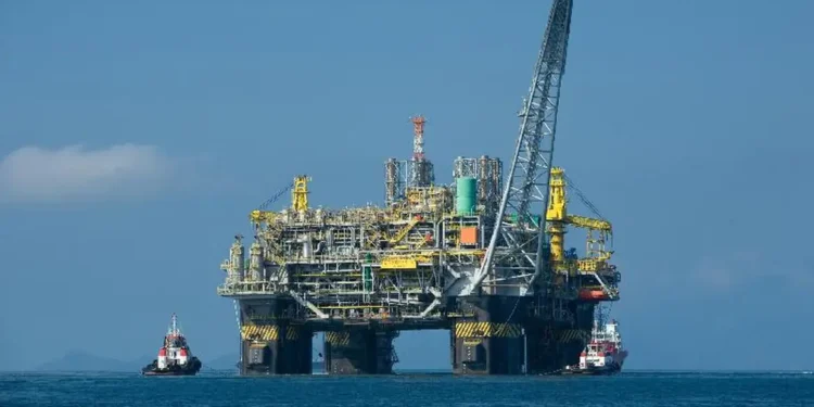 Vazamento de gás paralisa plataforma da Petrobras na Bacia de Campos