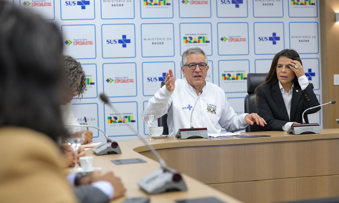 Brasília (DF) 25/11/2025 - O ministro da Saúde, Alexandre Padilha, anuncia durante café com lideranças evangélicas a compra da vacina contra o vírus sincicial respiratório (VSR) e o cronograma de distribuição aos estados.  Foto: Fabio Rodrigues-Pozzebom/ Agência Brasil
