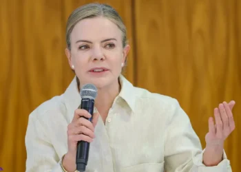 “Perde o Brasil”, diz Gleisi sobre derrubada de vetos do licenciamento