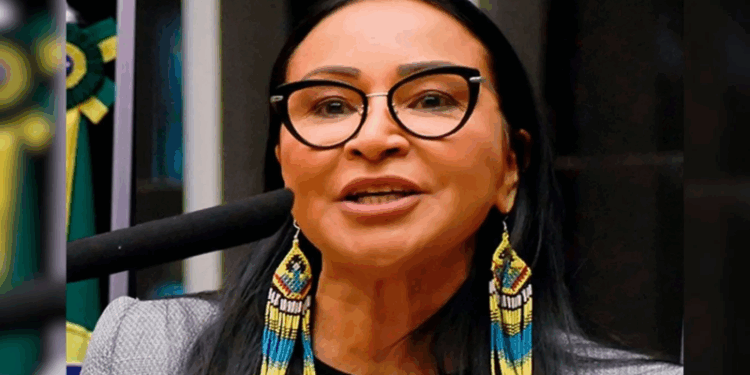 Silvia Waiãpi, “indígena de Bolsonaro”, diz que perda de mandato é fruto de preconceito