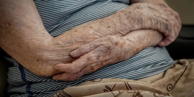 Vigilância Sanitária fecha abrigo com idosos em condições precárias