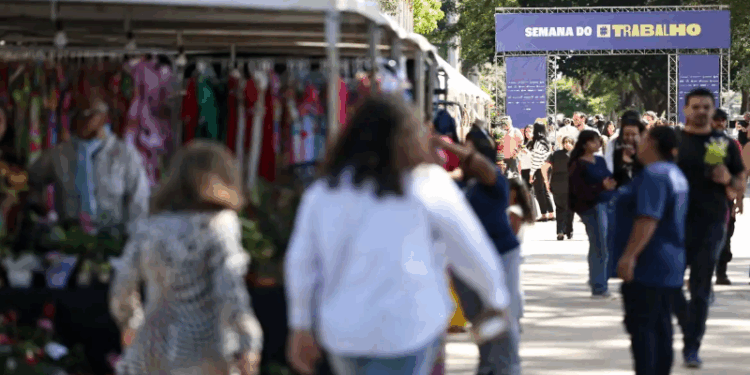 Nível de emprego resiste a impacto do juro alto, dizem especialistas