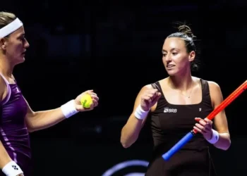 Stefani e Babos vencem russas e se aproximam da semi do WTA Finals