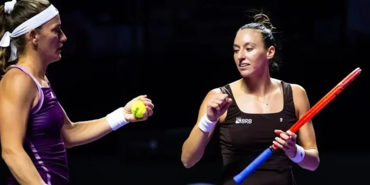 Stefani e Babos vencem russas e se aproximam da semi do WTA Finals