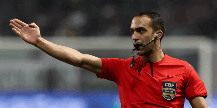 Quem é Davi de Oliveira Lacerda, árbitro da polêmica no Capixabão