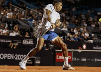 Thiago Monteiro avança às oitavas em dia de calor intenso no Rio Open