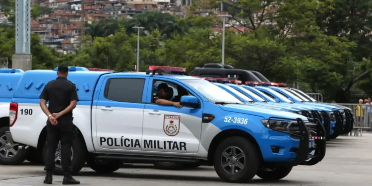 Polícia do Rio prende 17 pessoas em ação contra mentor de barricadas