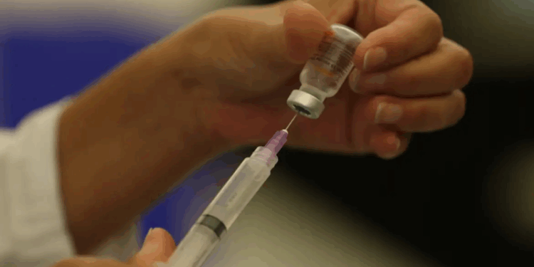 Casos de covid-19 estão em alta no Ceará e no Rio, aponta Fiocruz