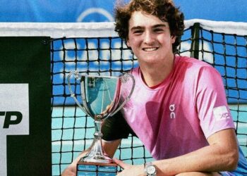 Com direito a ‘pneu’, João Fonseca arrasa argentino em estreia na Austrália