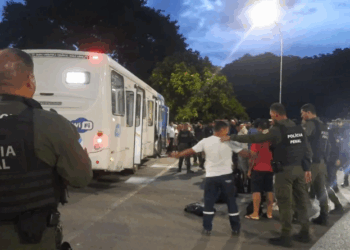 Detentos do regime semiaberto são flagrados com celulares ao voltarem para presídio