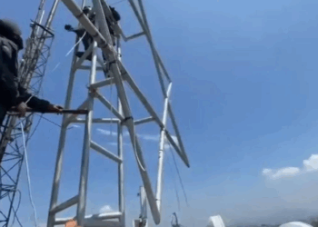 Polícia do Rio derruba símbolo religioso usado por traficante Peixão