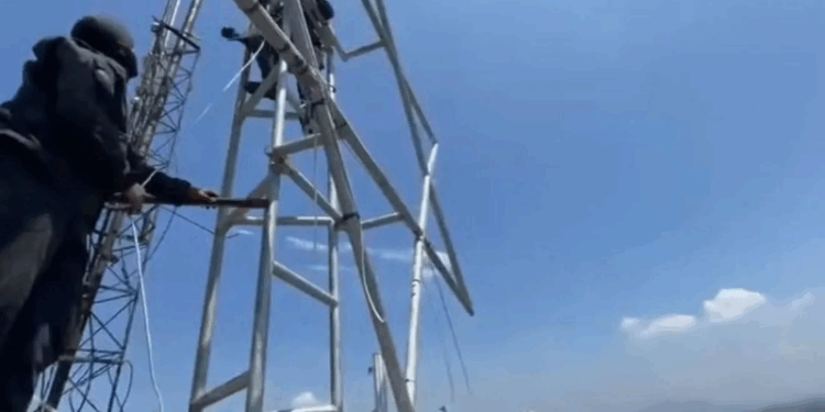 Polícia do Rio derruba símbolo religioso usado por traficante Peixão