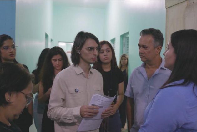 Deputado Amom Mandel (C) durante a diligência