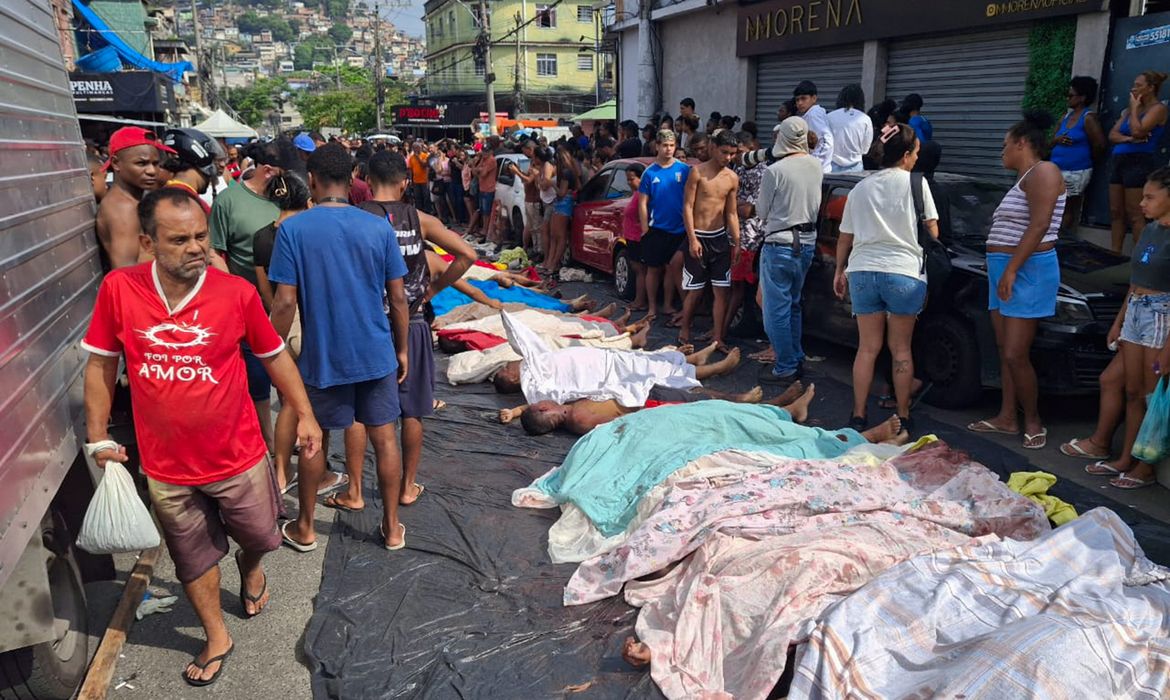 Rio de Janeiro (RJ), 29/10/2025 - Dezenas de corpos são trazidos por moradores para a Praça São Lucas, na Penha, zona norte do Rio de Janeiro, após ação policial da Operação Contenção. Foto: Eusébio Gomes/TV Brasil