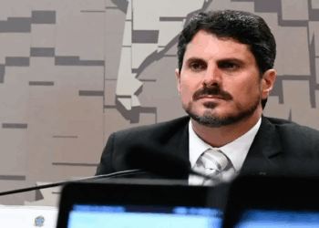 Senador Marcos do Val é levado para colocar tornozeleira eletrônica