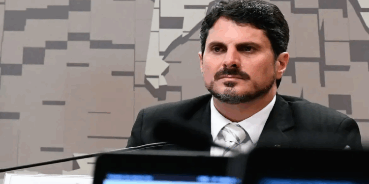 Senador Marcos do Val é levado para colocar tornozeleira eletrônica