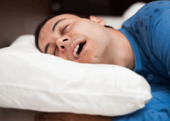 Dormir de boca aberta é normal? Descubra os riscos