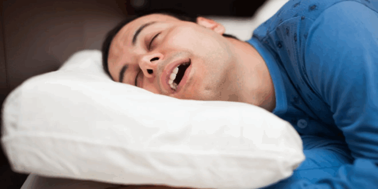 Dormir de boca aberta é normal? Descubra os riscos