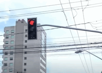Motorista é assaltado ao parar em semáforo na Norte-Sul