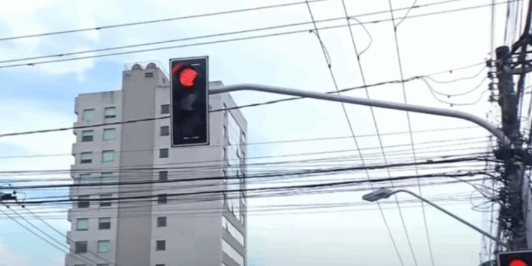 Motorista é assaltado ao parar em semáforo na Norte-Sul