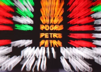 Bolsa bate recorde e fecha acima dos 166 mil pontos pela primeira vez