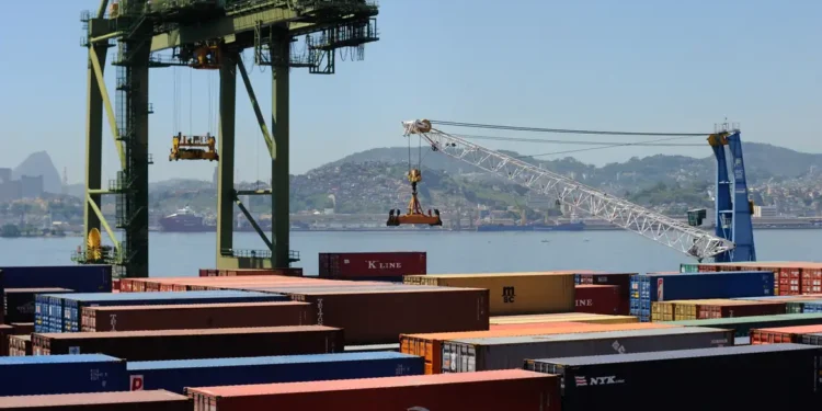 Governo projeta superávit comercial de até US$ 90 bilhões em 2026