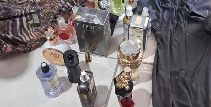 Polícia Civil prende dois homens e apreende adolescente suspeitos de furtar perfumes na Serra