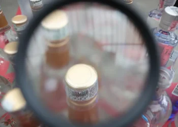 Polícia faz operação em adega suspeita de vender bebida adulterada