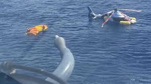 Helicóptero faz pouso forçado no mar em Cabo Frio