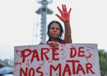 Apesar de medida protetiva, mulher é morta na rua por agressor