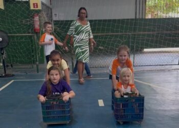 Estudantes exploram esportes de inverno com uso de realidade virtual em Escola de Afonso Cláudio