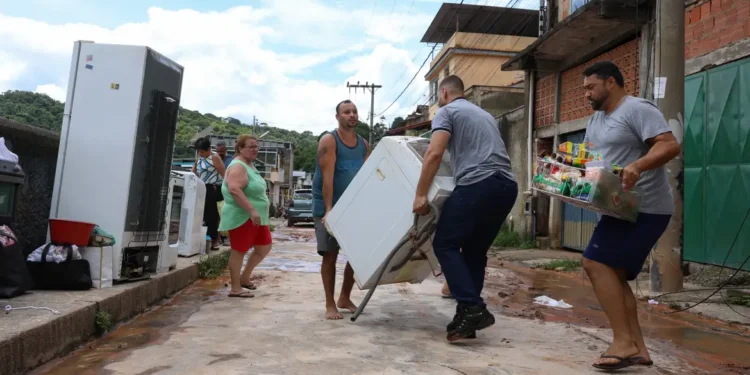 Saúde envia equipes do SUS para áreas atingidas pela chuva em Minas