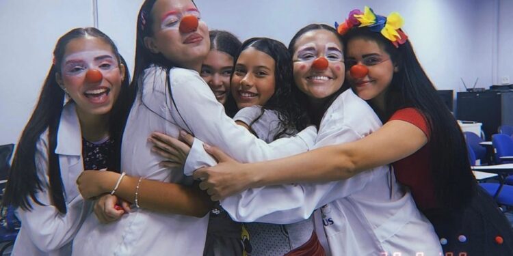 Riso que acolhe: palhaços levam leveza a pacientes internados do Hospital São Lucas