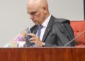 Moraes dá 24 horas para Bolsonaro explicar arma apreendida em blitz