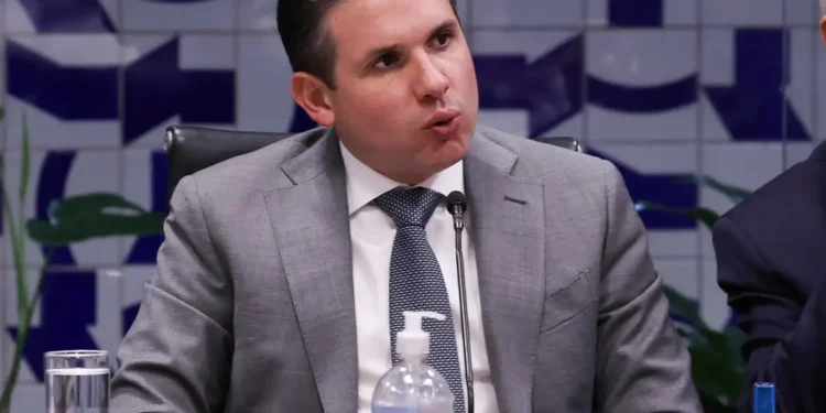 Motta convoca reunião de líderes para votar PL do fim da escala 6×1