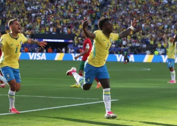Raphinha, Vini Jr. e Douglas Santos se destacam nos números da estreia
