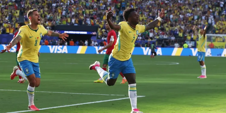 Raphinha, Vini Jr. e Douglas Santos se destacam nos números da estreia